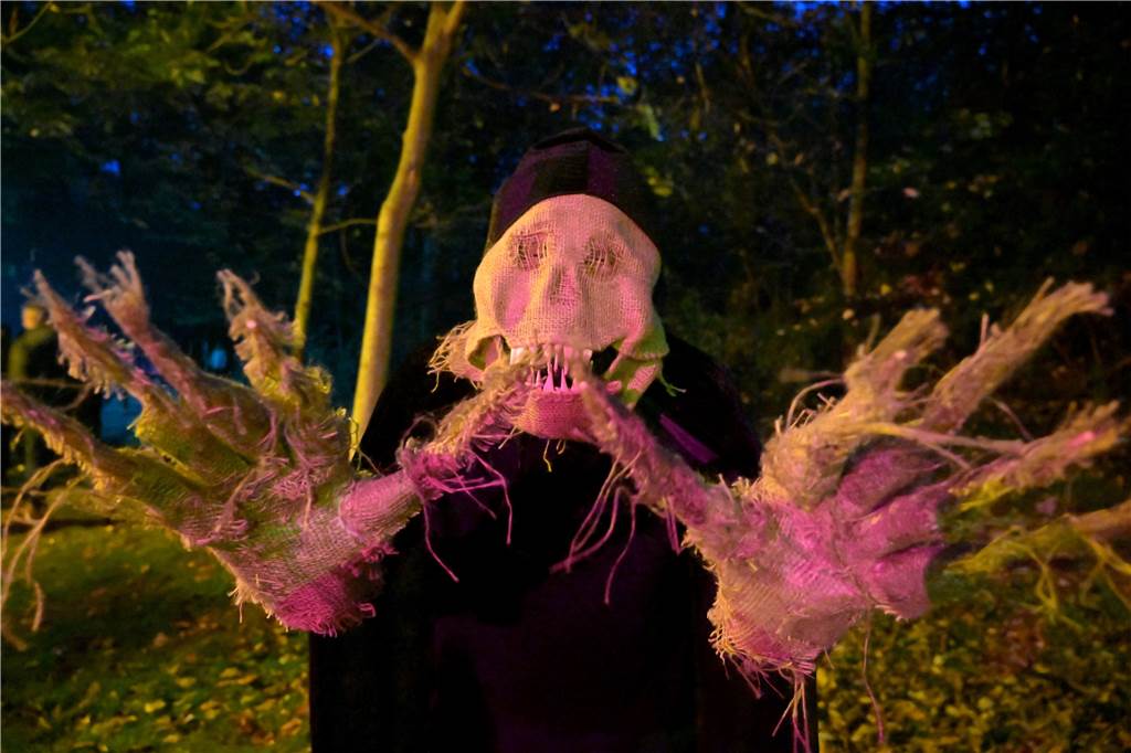 Hexen, Zombies und Werwölfe: Im Südpark in Lünen-Süd war an Halloween gleich ein ganzes Grusel-Kabinett anwesend.