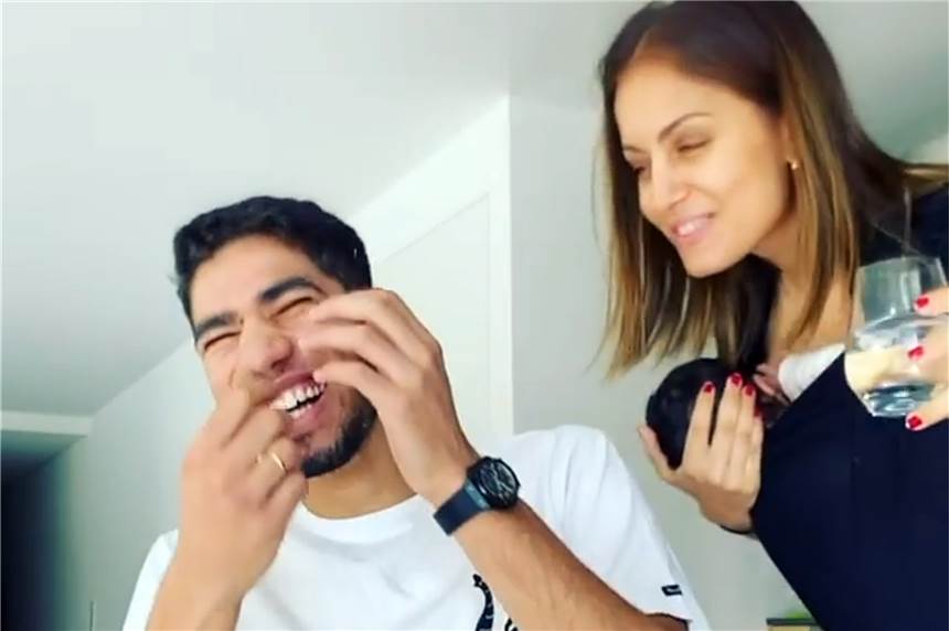 BVB-Spieler im Homeoffice: Hakimi spielt Freundin fiesen Streich - Antwort folgt prompt Hiba Abouk (r.), mit dem kleinen Amin auf dem Arm, revanchiert sich bei Achraf Hakimi.