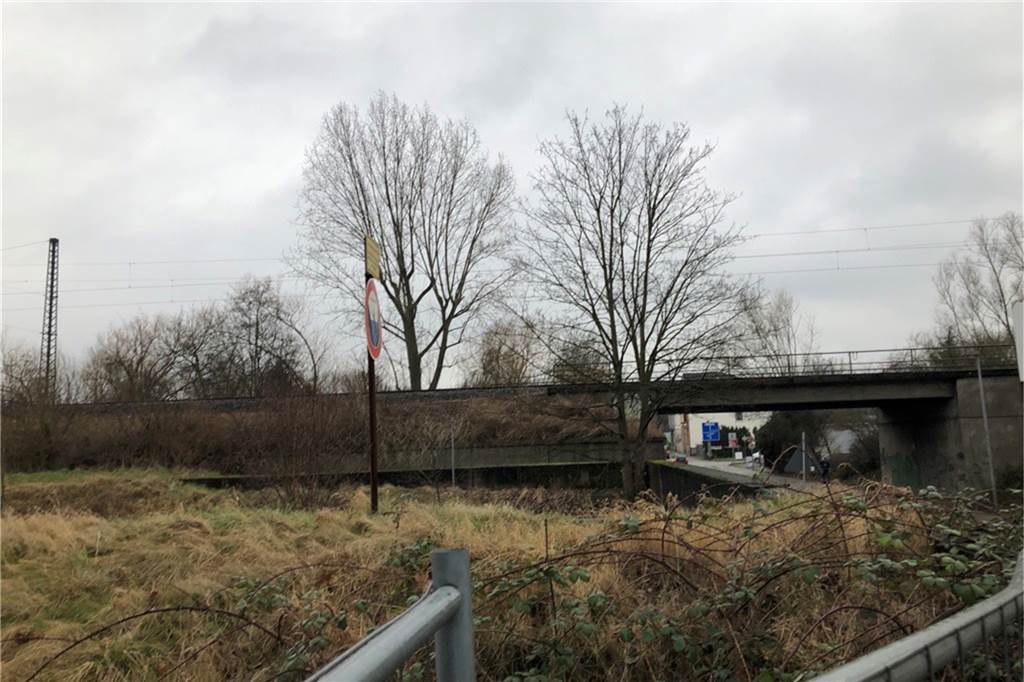 Leiche in Herne gefunden: Der vermisste Schweriner (22) ist tot Hier an der Bahnlinie, auf der unter anderem die RB32 verkehrt, entdeckte ein Mitarbeiter der Bahn die Leiche.