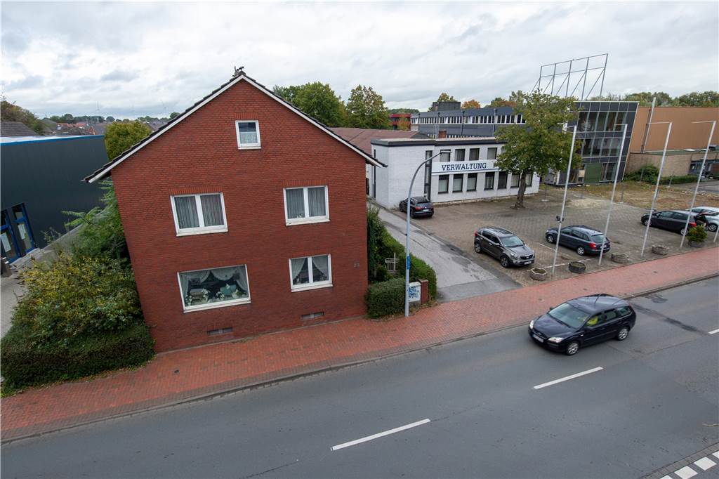Zwischen Überhang und Mangel: Stadtlohn braucht neue Pflegeplätze Hier an der Burgstraße entsteht ein neues Seniorenpflegezentrum. Das Wohnhaus und das weiße Steinbach-Verwaltungsgebäude werden abgerissen.
