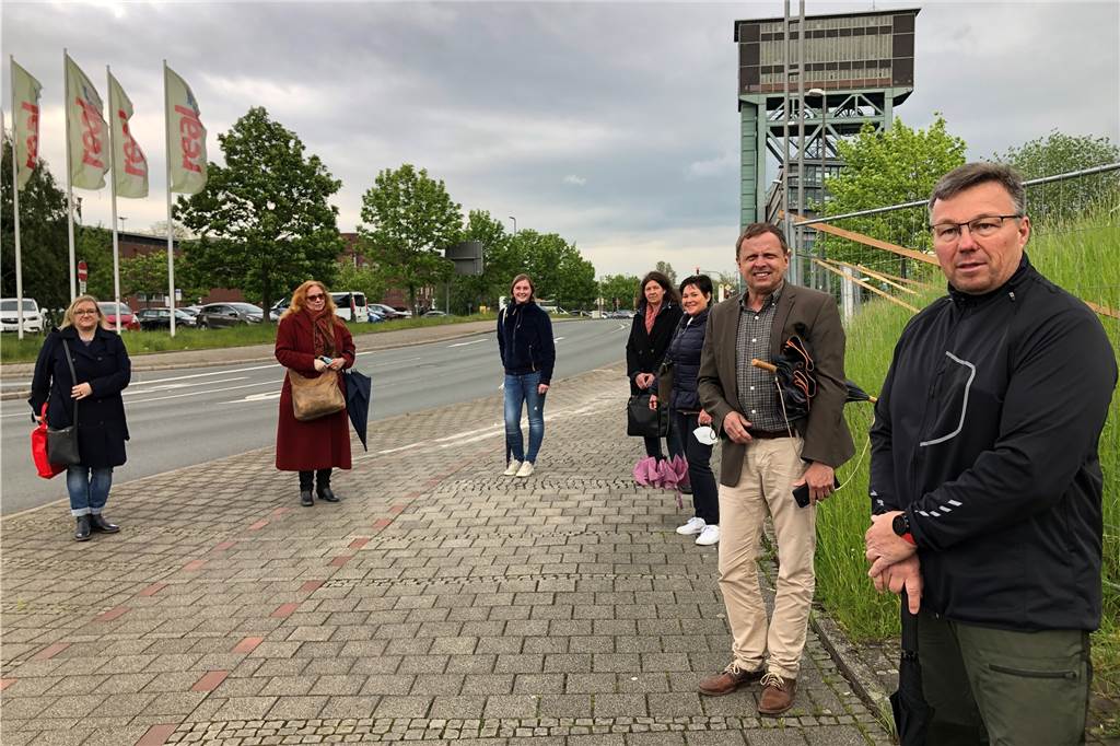 Beliebter Evinger steht kurz vor dem lang ersehnten Umzug Hier, an der Deutschen Straße / Ecke Evinger Straße soll das Denkmal zu Ehren der verunglückten Bergleute demnächst stehen - hier mit (vl.) Bezirksverwaltungsstellen-Leiterin Christina Fichtenau, Verwaltungstellen-Mitarbeiterin Astrid Bökenkamp, Lisa Wegener und Sandra Methner von der Städtischen Immobilienwirtschaft, Nadine Schramm von der Koordinationsstelle BV-Maßnahmen, Ruhrkohle-Sprecher Christof Beike und Bezirksbürgermeister Oliver Stens