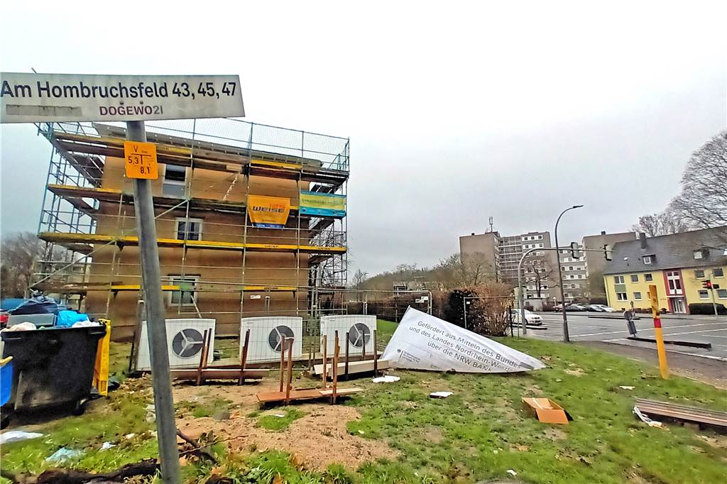 Pilotprojekt mit Solarstrom: Mehrfamilienhäuser versorgen sich selbst Hier an der Ecke Hombruchsfeld/Zillestraße werden derzeit die Häuser saniert und sollen dann zum Vorzeigeprojekt in Sachen "grüne Energie" werden.