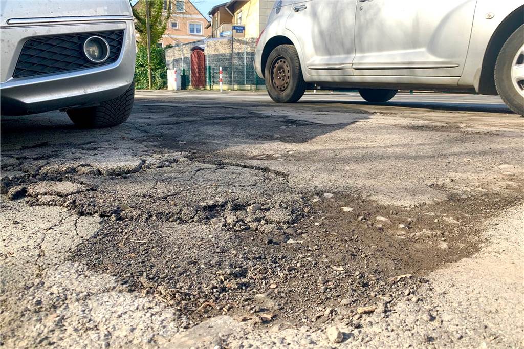 Frost sprengte die Fahrbahnen in Dortmund – eine Bilanz des Schreckens Hier, an der Unteren Pekingstraße in Schüren lösen sich Fahrbahnrad und Fahrbahn auf.