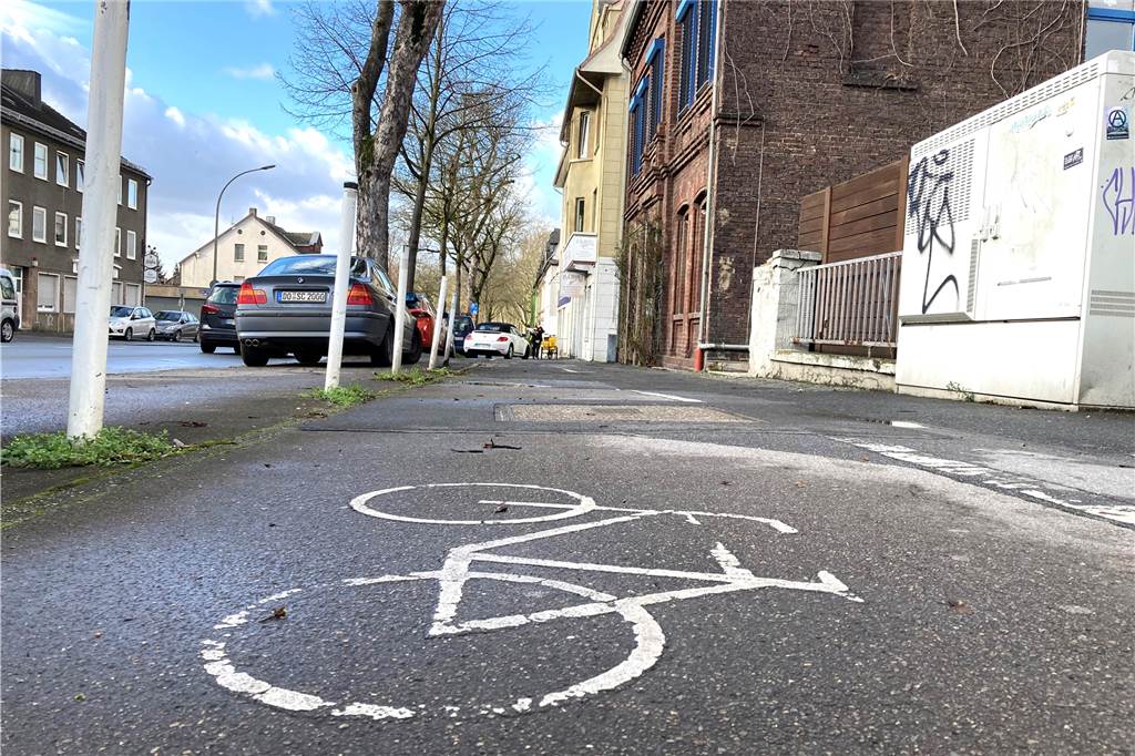 Radwegenetz im Dortmunder Süden auf dem Prüfstand: Ungeduld im Stadtbezirk wächst Hier an dieser Stelle ist zumindest das Rad-Logo auf der Stockumer Straße in Barop noch erkennbar. Die Markierungen sind allerdings an vielen Stellen kaum mehr zu sehen.