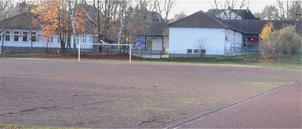 Hier auf dem Sportplatz soll das neue Schulgebäude entstehen.