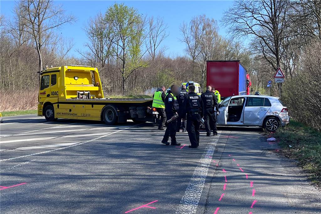 Schwerer Verkehrsunfall an der A2-Ausfahrt zur Gelsenkirchener Straße in Herten-Süd am 03.04.2025.