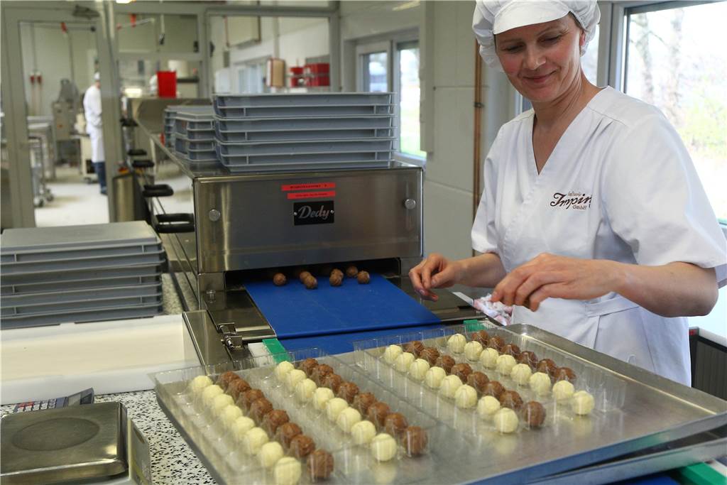 Confiserie Imping will mit Feingebäck und Pralinen auch die Konferenztische erobern Hier bei der Verpackung findet auch noch eine optische Endkontrolle statt.