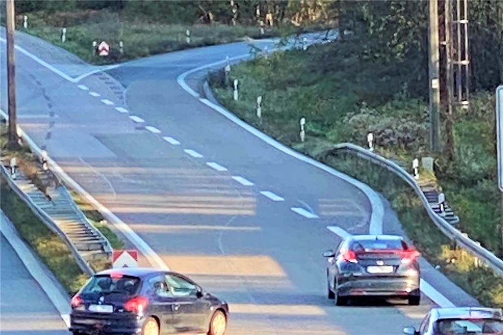 Krasses Video: Notfall-Sanitäter filmt Rückwärts-Fahrer auf der A2 Hier biegt der Autofahrer nach seiner lebensgefährlichen Rückwärts-Fahrt Richtung Mengede ab.