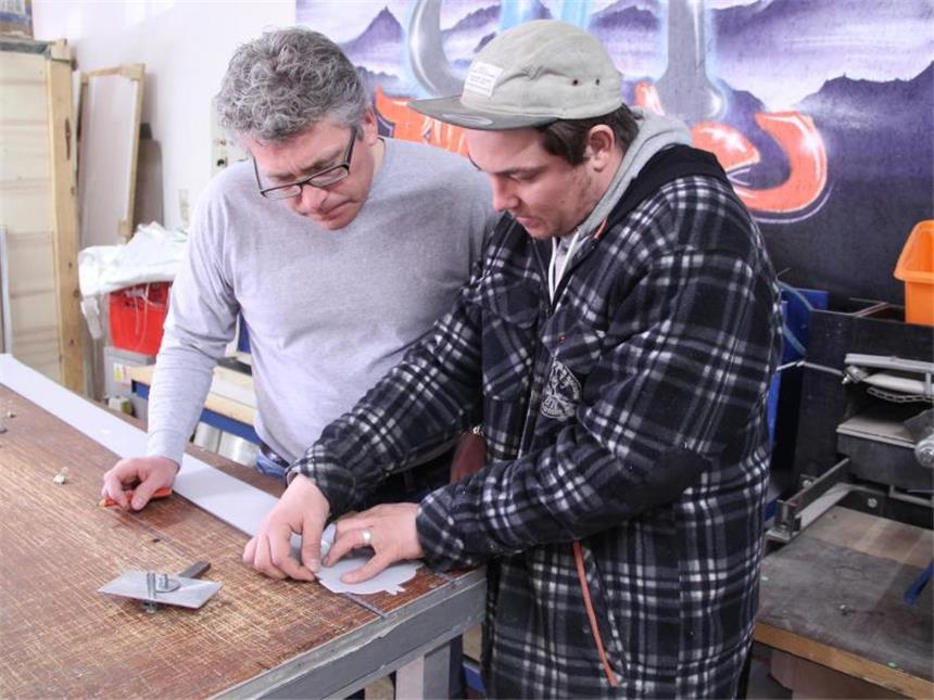 Hightech-Bretter Marke Eigenbau - Zum Skibauen nach Farchant Hier braucht es ein geschultes Auge: Flo Baumgärtner (r) nimmt Maß, um die Kanten umzubiegen. Foto: Verena Wolff