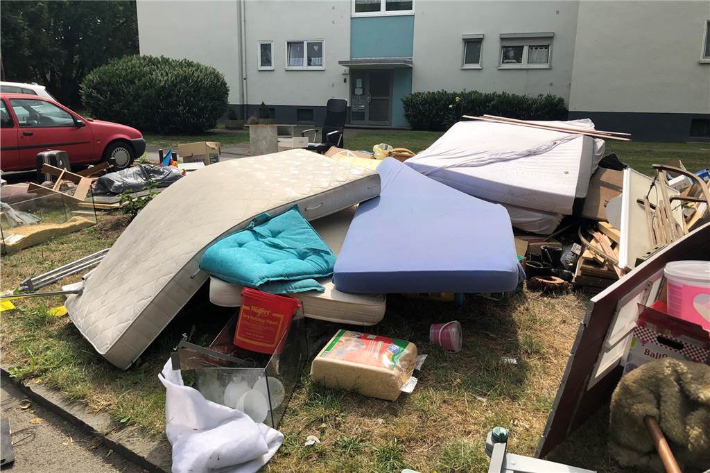 Aufräumen nach Müll-Chaos: Anwohner und Wohnungsfirmen sind entsetzt Hier das Beispiel von einem Müllberg, der am Montag noch nicht beseitigt war, von der Färberstraße in Lanstrop