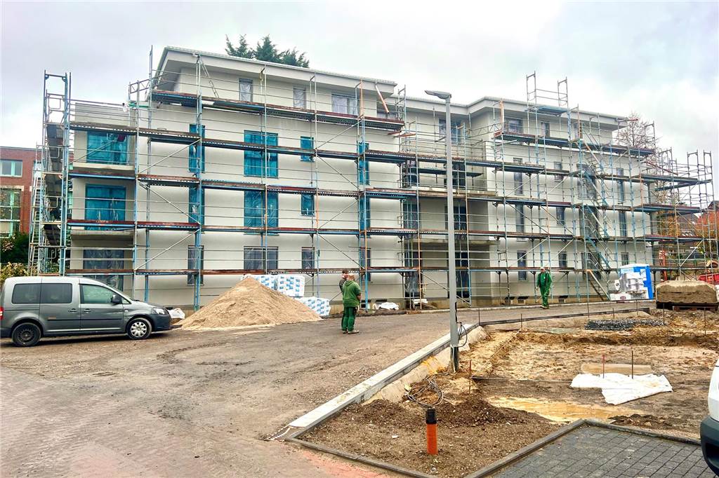 Noch elf Meter Straße: Neue Westviertel-Siedlung auf der Zielgeraden Das Mehrfamilienhaus eines Investors aus Wesel ist noch eingerüstet.