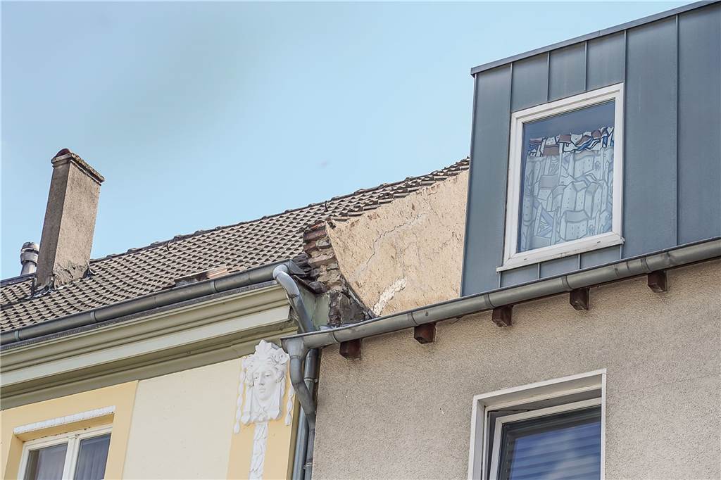 Mauerbrocken lösten sich und stürzten auf den Gehweg Hier die beschädigte Giebelwand.