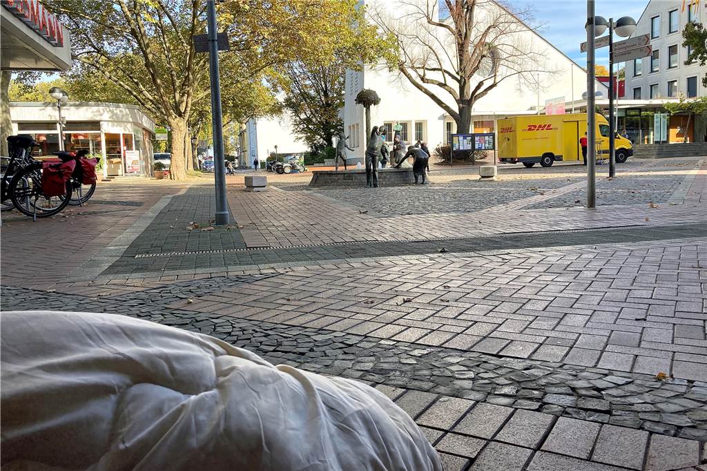Obdachloser Daniel (39) schläft an der Kirche in Hombruch: „Anblick beruhigt“ Hier, die Kirche im Blick, liegt Daniel. Der Anblick der Kirche beruhige ihn, sagt er.
