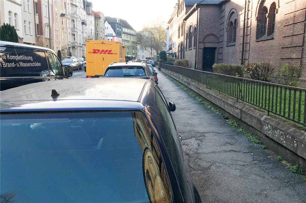 Knöllchen-Ärger im Kreuzviertel: Fallen mehr als 100 Parkplätze weg? Hier dürfte eigentlich niemand parken: die Kreuzstraße neben der katholischen Kirche.