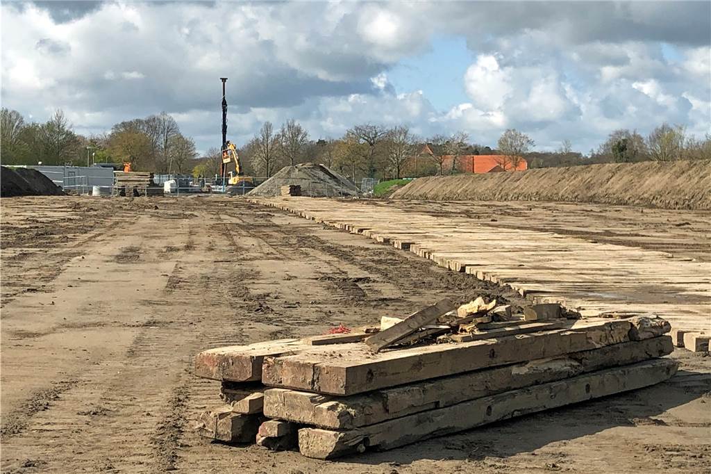 Mit Video: 110-Tonnen-Riesenbohrer schafft Platz fürs Erdkabel Hier ein Blick auf die Trasse für das Erdkabel im Legdener Bleikenkamp in Richtung der Baustelle für die Übergabestation. Hier wird das Erdkabel nach zwei Kilometern in zwölf Metern Tiefe auf zwei Meter Tiefe gebracht.