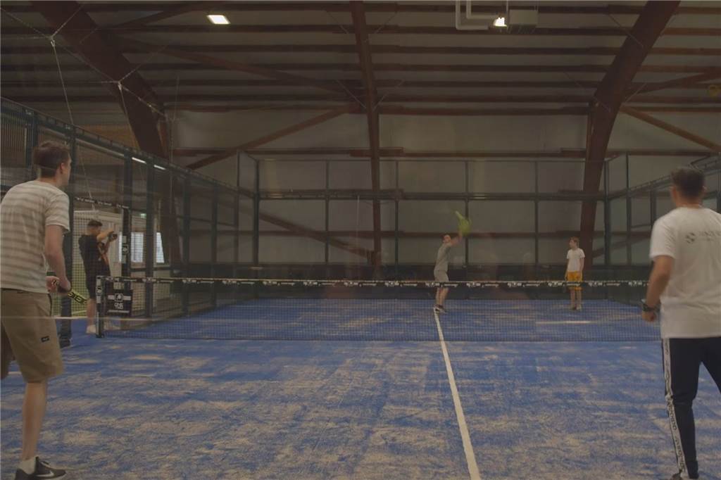 Auch Stargäste sollen kommen: Trendsporthalle feiert große Eröffnung in Dortmund Hier ein Foto aus der Anlage, als sie noch "One Two Center" hieß. Padel wird in der Regel im Doppel gespielt und vereint Elemente von Tennis und Squash - der Tennisplatz hat Wände.