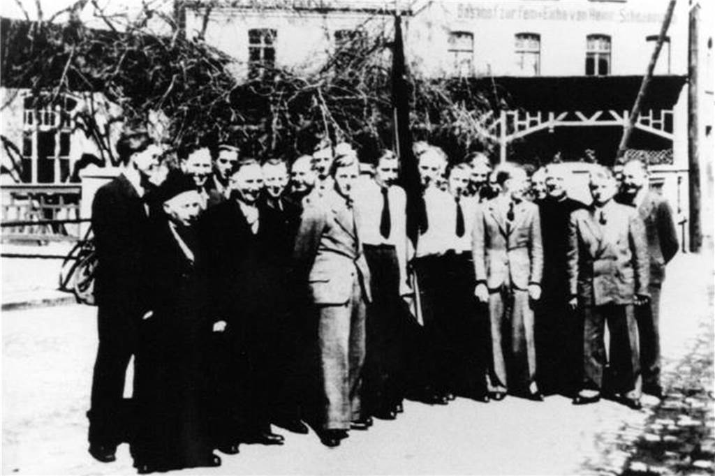 Kolpingsfamilie Erle feiert 75-jähriges Bestehen Hier ein Foto aus der Gründungszeit der Kolpingsfamilie Erle im Jahr 1948, als zunächst nur Gesellen eintreten durften.