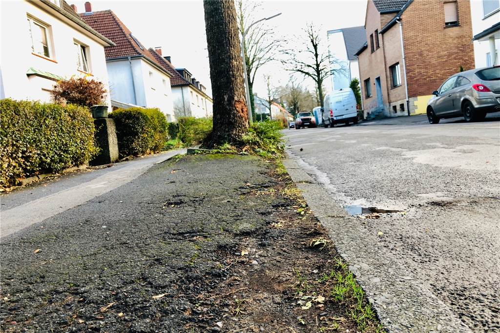 Streit um kaputte Straße eskaliert: „Das ist für mich Arbeitsverweigerung“ Hier ein Gehweg im Dortmunder Süden: Gelder zur Sanierung hat die BV-Aplerbeck schon längst bereitgestellt.