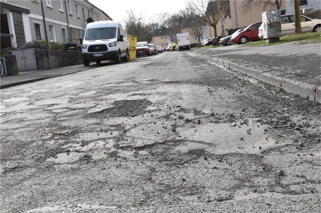 Schlagloch-Problematik am Kirschbaumweg: Wird etwas unternommen? Straßenschäden Schlagloch Kirschbaumweg Brackel Dortmund