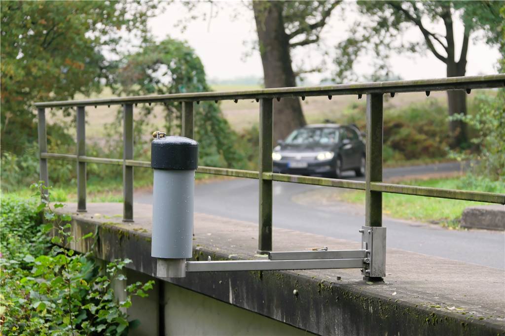 Hochwasserkonzept in Vreden: 100-prozentigen Schutz wird es nicht geben Hier eines der verkleideten Messgeräte, die den Pegel der Berkel im Blick haben: Die Berkelbrücke "Bengforts Funder" in Vreden-Großemast ist eine von acht neuen digitalen Messstellen, die täglich Daten auf einen Server schicken.