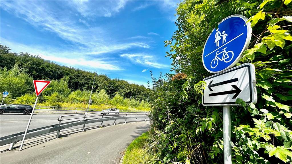Radweg an der B54: „Man muss keine teuren Umbauten fordern“ Hier entlang würde der kleine Umweg führen. Er ist sogar schon Teil einer Fahrradroute.