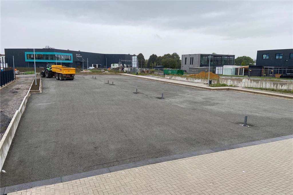 Wasserschaden an der Sportarena Wandhofen: Eröffnung verzögert sich Zu sehen ist ein grauer Platz. Wenn der Sand da ist, soll hier der Beach-Volleyballplatz des VV Schwerte entstehen.