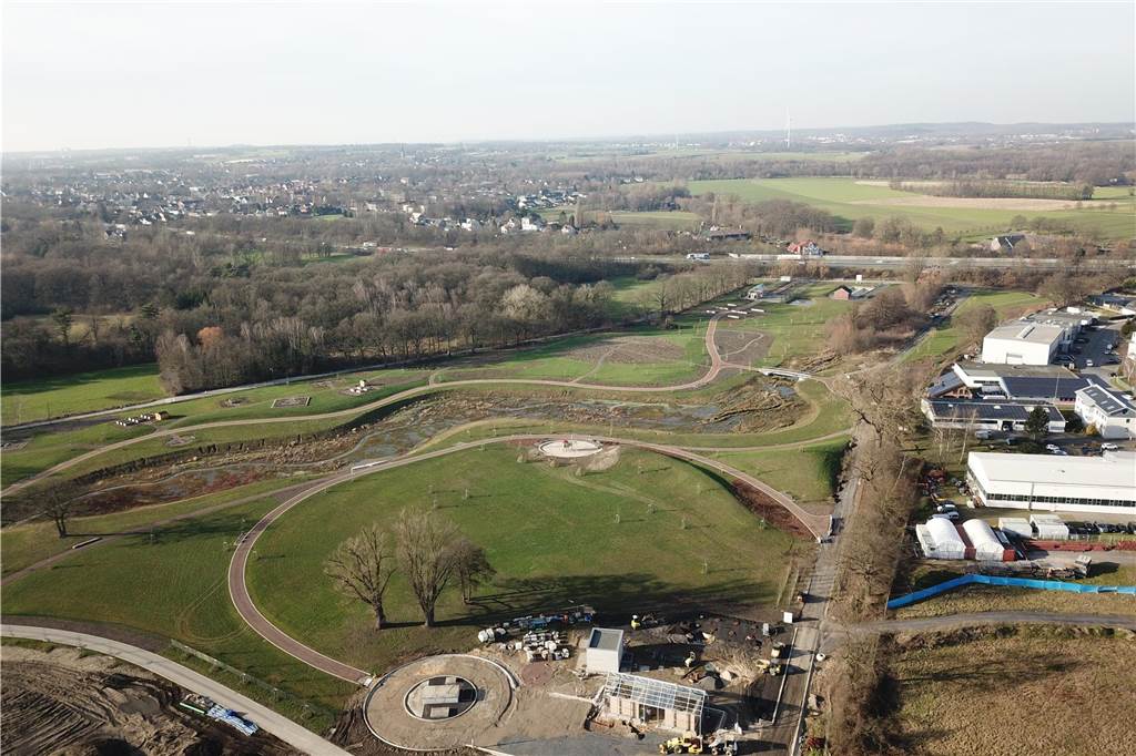 Neun-Millionen-Bau Sprung über die Emscher: Spektakuläre Bilder Hier entsteht der Natur-Wasser- und Erlebnispark an der Stadtgrenze von Castrop-Rauxel zu Recklinghausen.