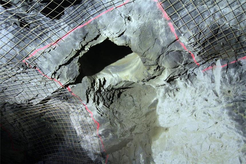 Dortmunder Bergbau-Technologie führt ins Mittelalter Hier entsteht ein Aufzugsschacht, der die Burg Altena amb Ende 2013 mit einem Stollen verbindet. In der Mitte ist das erste Bohrloch zu erkennen. Die roten Linien markiert den Umriss der die späteren Schachtwände.