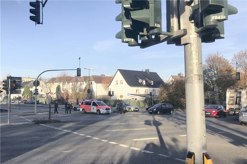 Nach Unfall ins Krankenhaus: 18-Jähriger auf B235 von Auto erfasst Hier ereignete sich der Unfall: Die Kreuzung von Pallasstraße und B235, hier zu sehen nach einem früheren Unfall