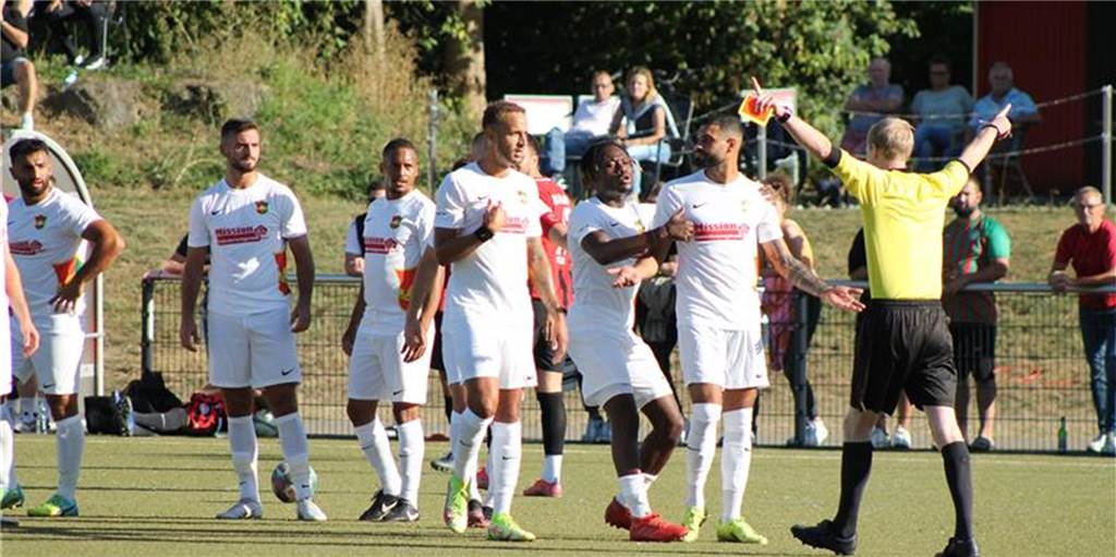 Bezirksliga-Überblick: FC Roj gewinnt torreiches Topspiel trotz sehr früher Gelb-Roter Karte Hier fliegt Marcel Ramsey vom FC Roj gegen den SSV Mühlhausen vom Platz.