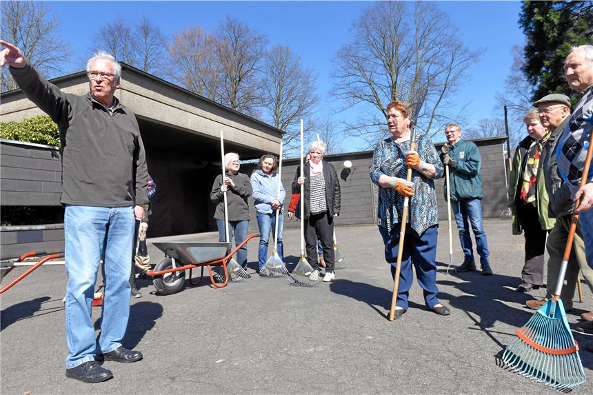 Erster Einsatz auf dem neuen Bürgerfriedhof „Hier geht es lang.“ Dieter Schmikowski koordiniert den Arbeitseinsatz auf dem Friedhof.