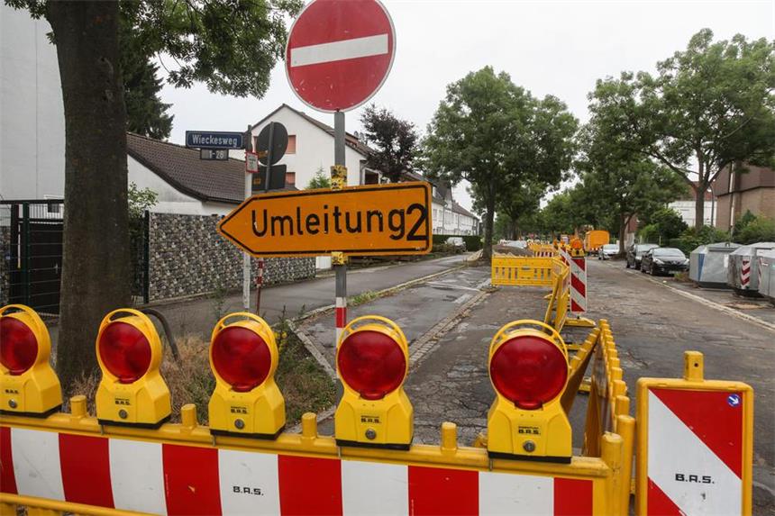 Anwohner müssen für Straßensanierung zahlen Hier geht es nicht weiter: Die Einfahrt vom Wieckesweg in den Hedingsmorgen ist zurzeit nicht möglich.