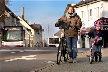 Hier geht nur Schieben auf dem Bürgersteig, alles andere ist zu gefährlich. Deshalb meiden Nele (5) und Kathi Grabowski mit ihren Rädern die Preinstraße, wenn es eben geht.