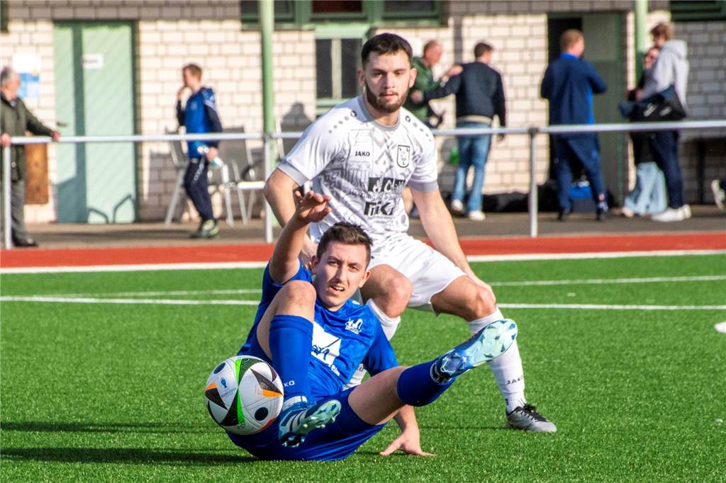Sythens Lukas Krolik geht zu Boden, hinter ihm schaut Gahlens Evgenij Lakstankin dem Ball hinterher.