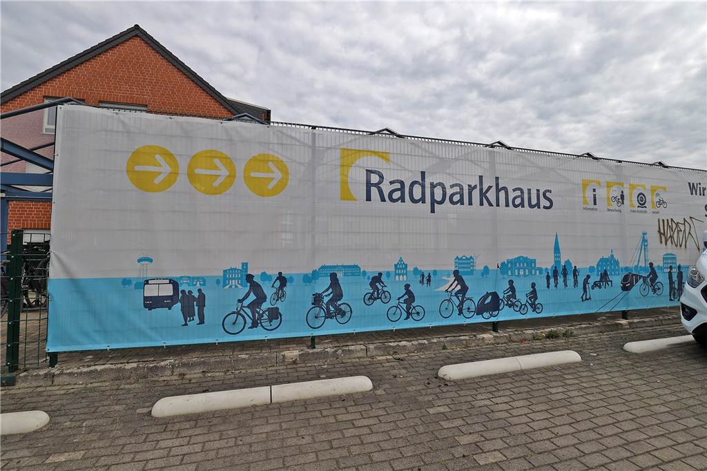 Mit Video: So funktioniert das neue Radparkhaus am Bahnhof Methler Hier geht´s lang: Pfeile auf einer blickdichten Folie zeigen an, wo das Rad in Methler abgestellt werden kann.
