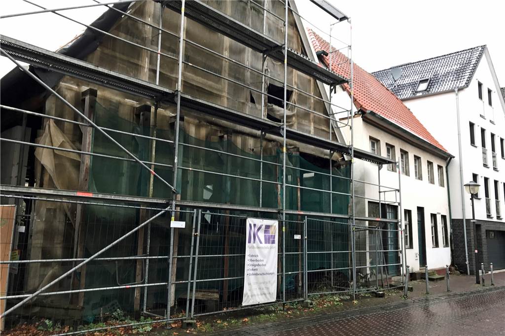 „Gammelhäuser“ in der Altstadt: Gute Aussichten oder schlechte Karten? Am denkmalgeschützten Haus an der Burgstraße 13 steht ein Baugerüst.