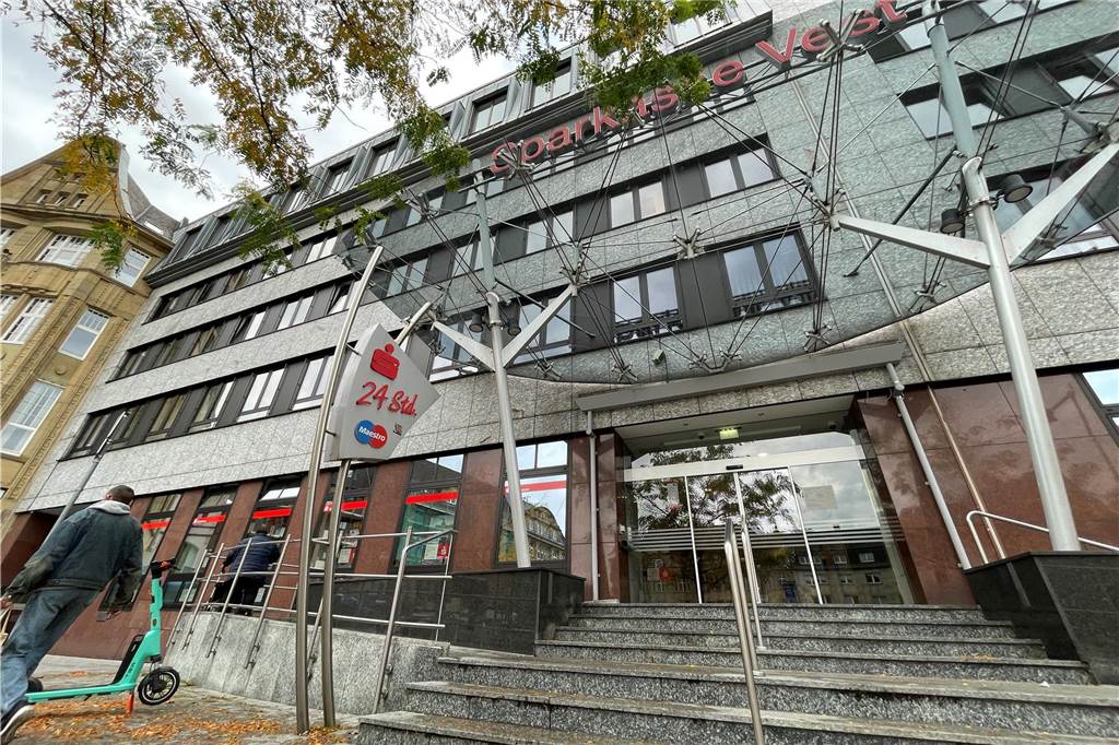Schüler der Fridtjof-Nansen-Realschule planen Erdbeben-Hilfe Die Castrop-Rauxeler Hauptstelle der Sparkasse Vest, aus der Froschperspektive gesehen.
