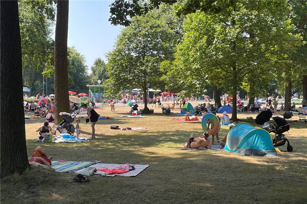 Der Hitze-Tag in Castrop-Rauxel: Baden im Kanal und Abkühltipps Hier gibt es noch Platz: etwa 2000 Menschen tummeln sich im Parkbad Nord. Schattenplätze gibt es noch reichlich.