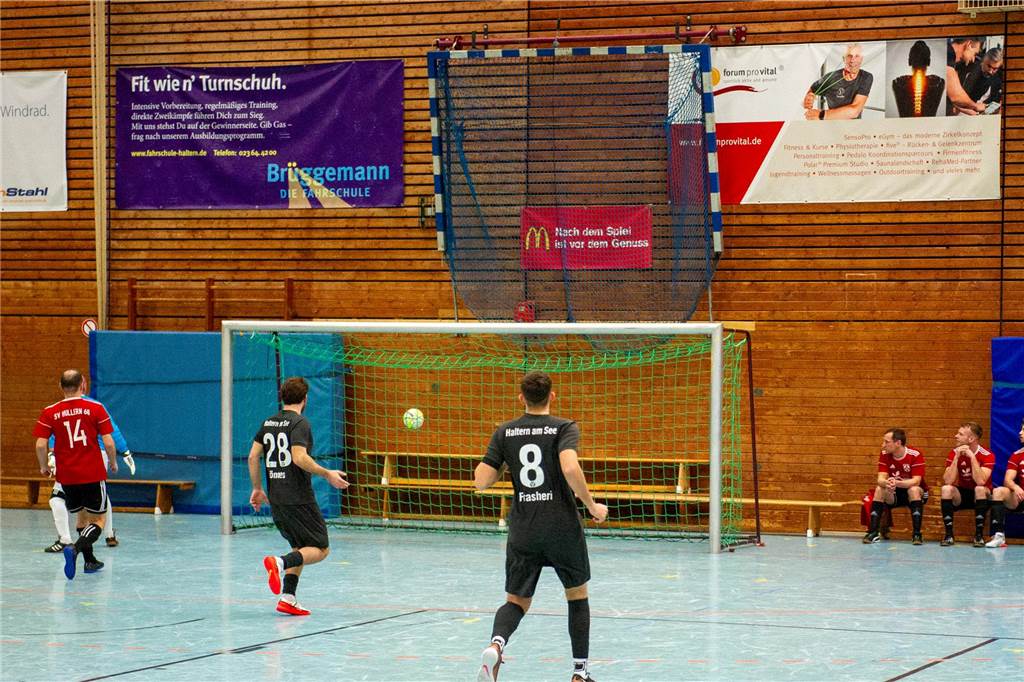Hier gibt's die ersten Bilder von der Hallenfußball-Stadtmeisterschaft 2023 in Haltern.