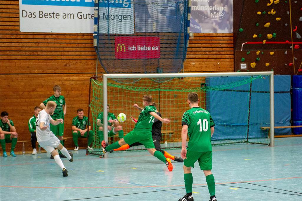 Hier gibt's die ersten Bilder von der Hallenfußball-Stadtmeisterschaft 2023 in Haltern.