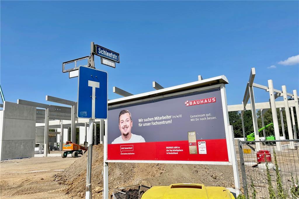 Hier ging einmal die Eggenstseinstraße ab. Die ist jetzt im Baukörper verschwunden.