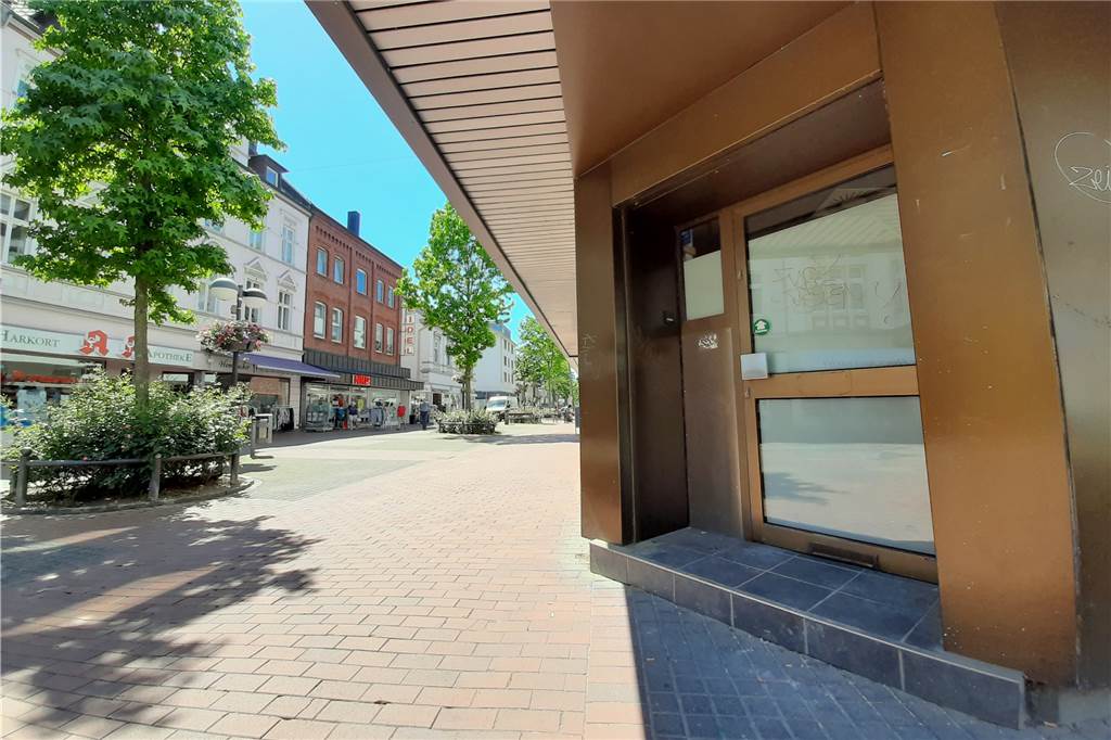 Café statt Bank: Malzer und Vermieter einig, müssen aber immer noch warten Hier ging es früher in die Bank. Nun soll hier eine Rampe entstehen, damit auch Menschen, die auf Rollstuhl oder Rollator angewiesen sind, das neue Café betreten können - allein es fehlt bisher die Genehmigung der Stadt.
