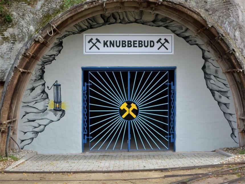Unter Tage: Reise durch die Bergbau-Geschichte an der Saar Hier gingen früher die Grubenmänner ins Bergwerk Velsen. Heute gibt es einen Lehrstollen, in dem Besucher etwas über die Arbeit unter Tage lernen. Foto: Jörg Fischer