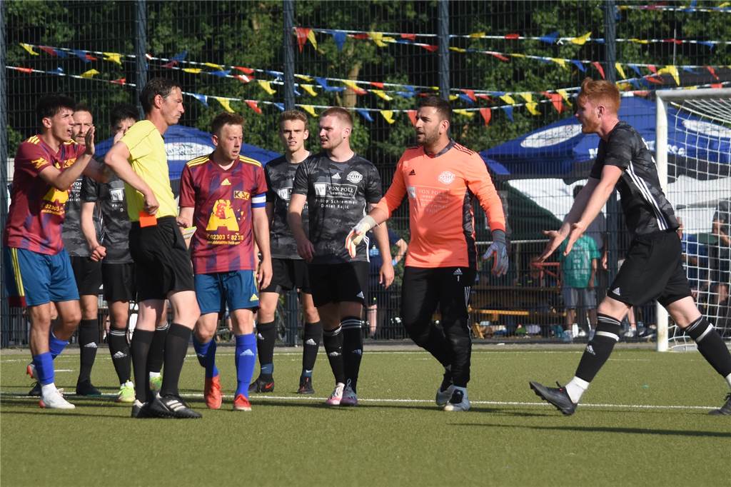 2:3-Pleite nach 2:0-Führung: Kamener SC schenkt gute Ausgangsposition gegen den SC Halle her Hier greift der Unparteiische zur Gesäßtasche und zückt die Rote Karte gegen Maximilian Vonk (r.).