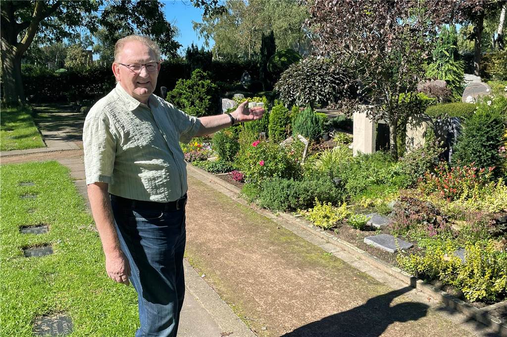 „Hier habe ich früher gearbeitet." Günter König weist auf einen schönen Teil des evangelischen Friedhofes.
