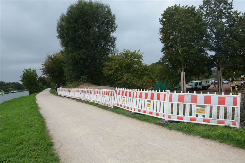 Neuer Zugang vom Kanal kommt: Umbau des Bürgerparks hat begonnen Hier haben die Arbeiten begonnen: Hinter dem Kanuheim bekommt der Park vom Kanaluferweg her einen Zugang.