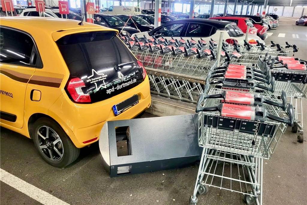 Vandalismus im Kaufland-Parkhaus: Autos eines Pflegebüros beschädigt apd Dortmund Pflegedienst, Firmenfahrzeug