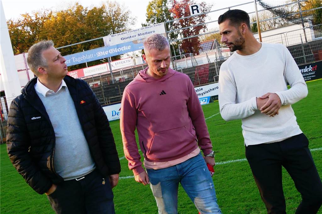 Wie Marvin Pourié RW Ahlen nach oben helfen will : Große Ziele mit dem Traditionsverein Marvin Pourié auf dem Rasen des Wersestadions, links und rechts von ihm stehen zwei weitere Männer.