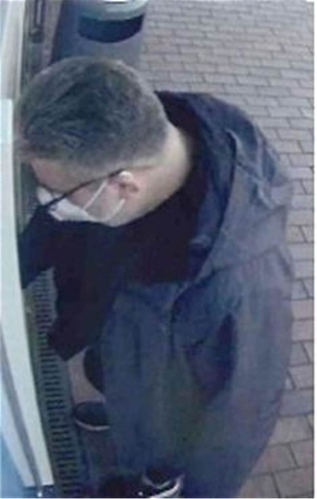 Polizei sucht Dieb: Mann stahl einer Frau (85) in Ickern viel Geld Hier hebt der Mann Geld mit der EC-Karte einer 85-jährigen Frau ab, aus deren Handtasche er sicher vorher bediente.