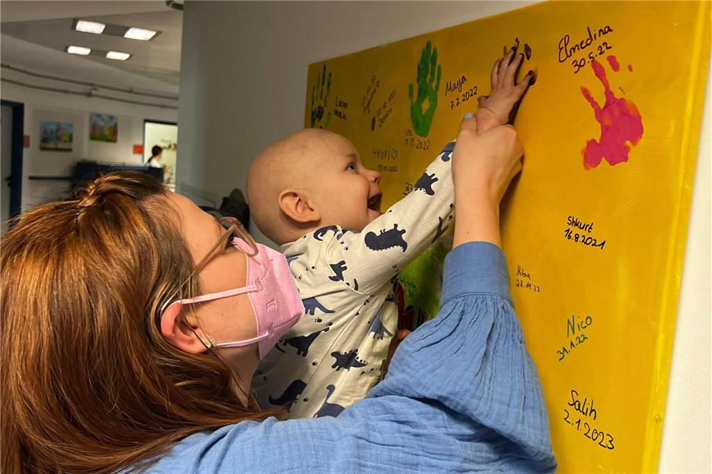Theos Familie ist dankbar: Zweijähriger ist wieder fröhlich und aktiv Hier hinterlässt Theo seinen Handabdruck in der Klinik auf einem Bild mit dem Motto „Last Day of Chemo“.
